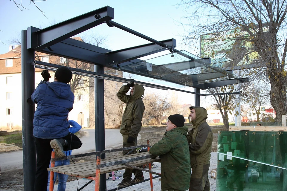 На остановке "Улица Каспийская" монтируют крышу и стены. Фото: администрации Волгограда