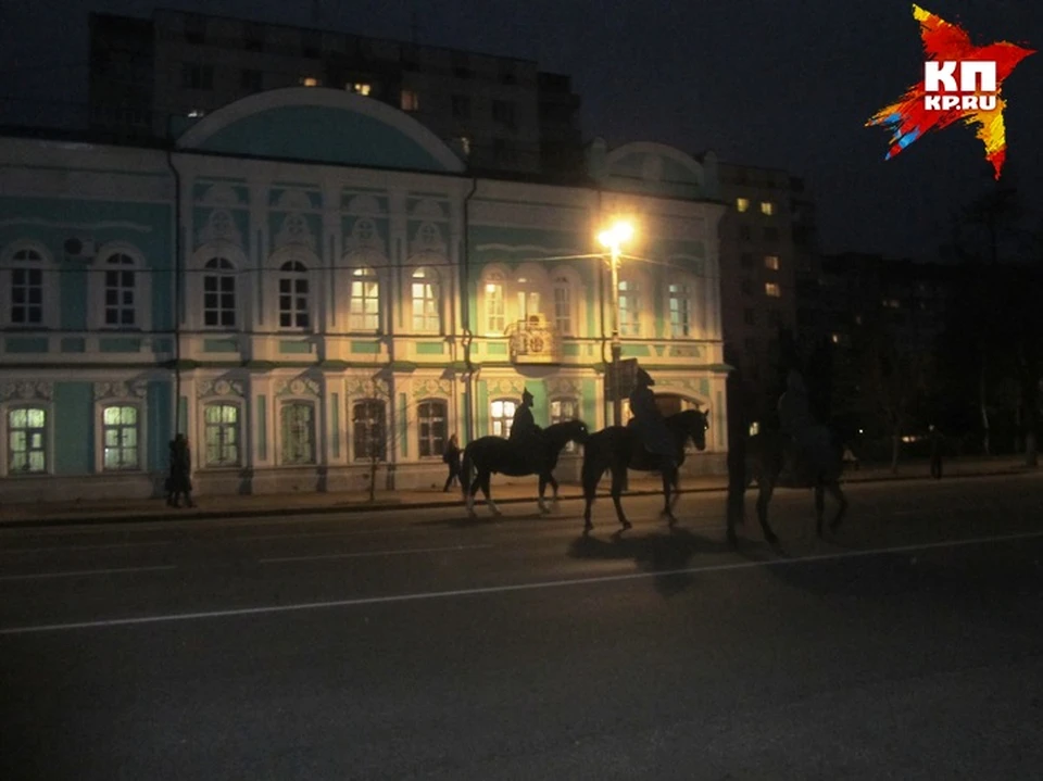 В центре города вечером очень темно, а транспорт почти не ходит.