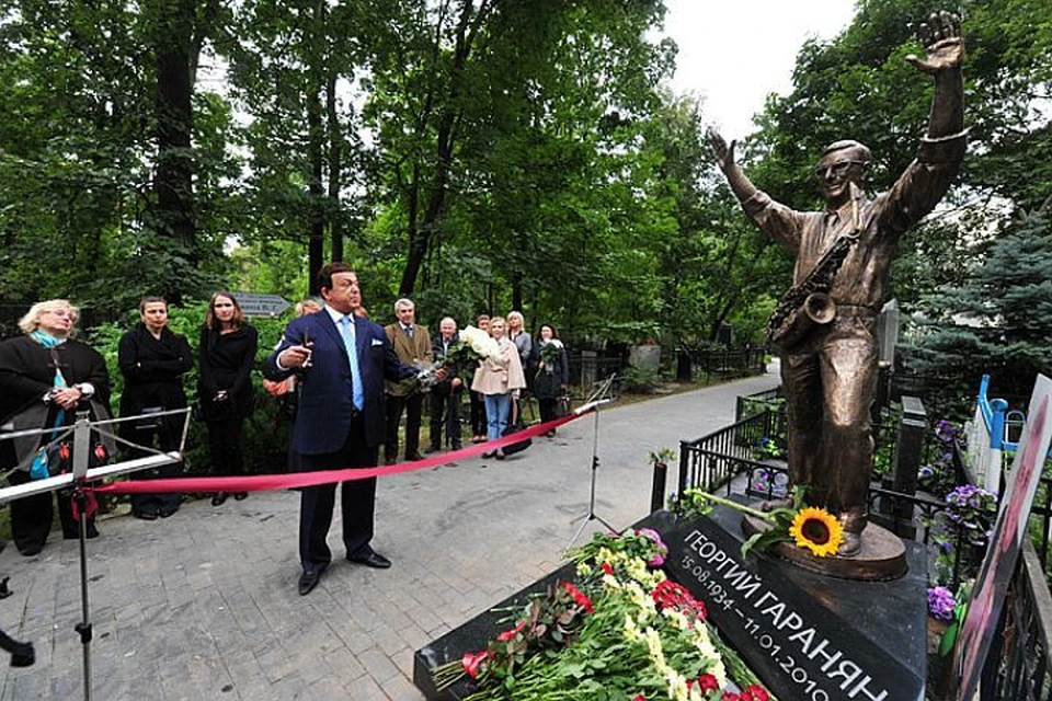 Памятник выдающимуся джазовому музыкану Георгию Гараняну на Ваганьковском кладбище открыл Иосиф Кобзон.