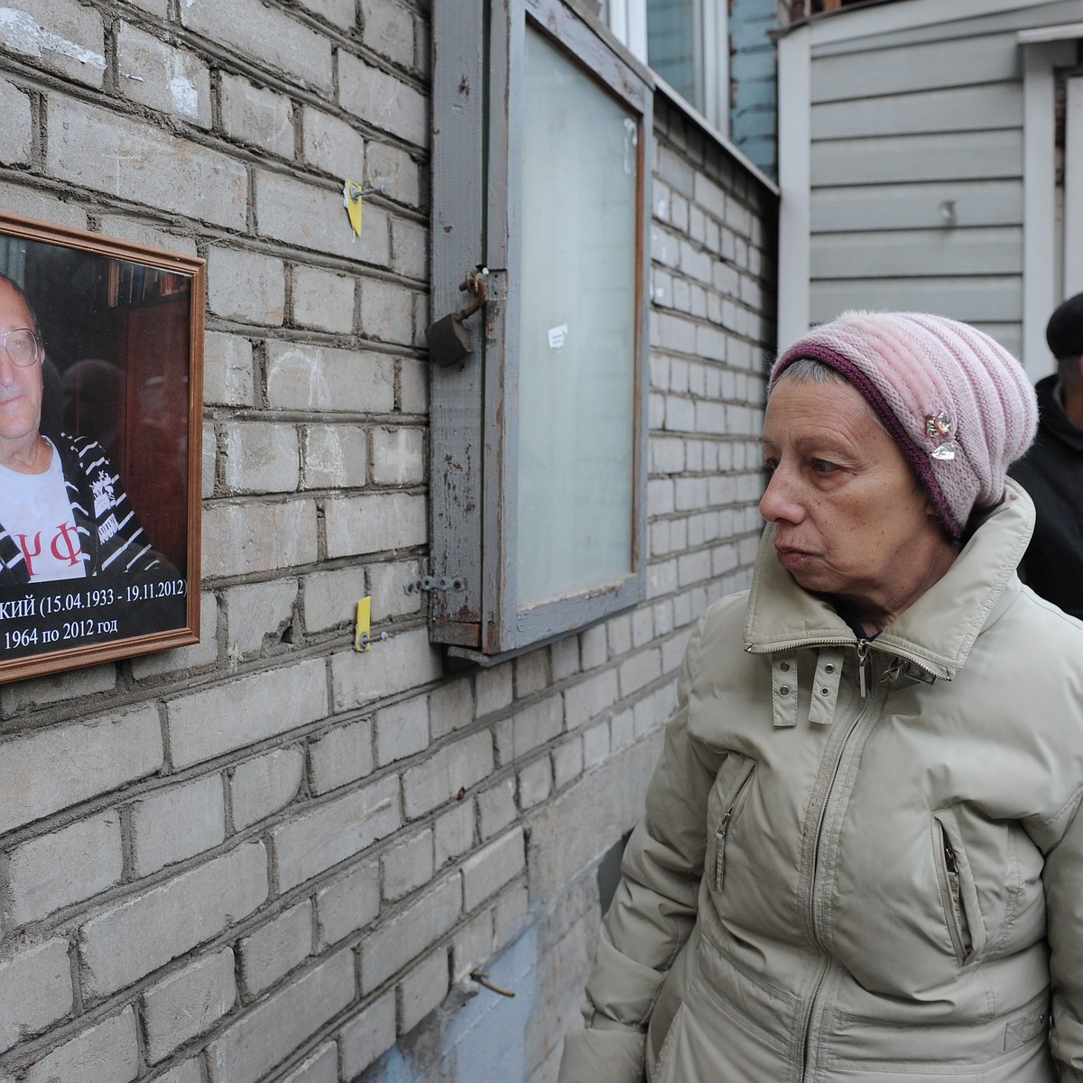 Мемориальную доску на доме, где жили Стругацкие, откроют через два месяца -  KP.RU