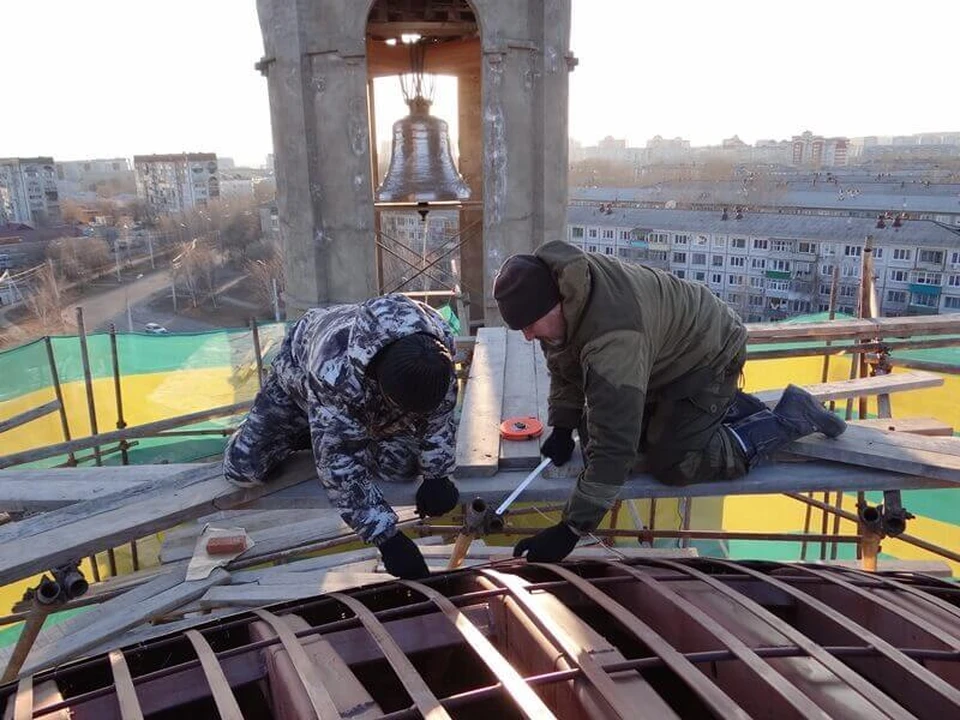 На монтаж и облицовку двух куполов у рабочих ушло почти два месяца. Фото: ksenia-hram.ru
