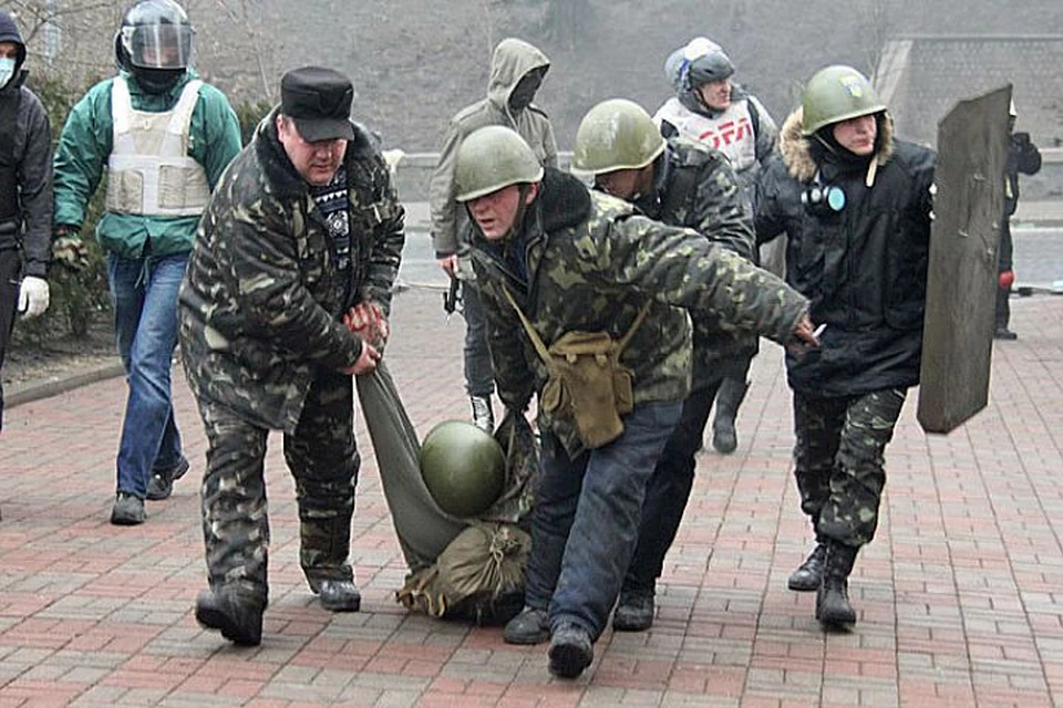 Февраль 2014 года, эвакуация жертвы уличных боев в центре Киева.