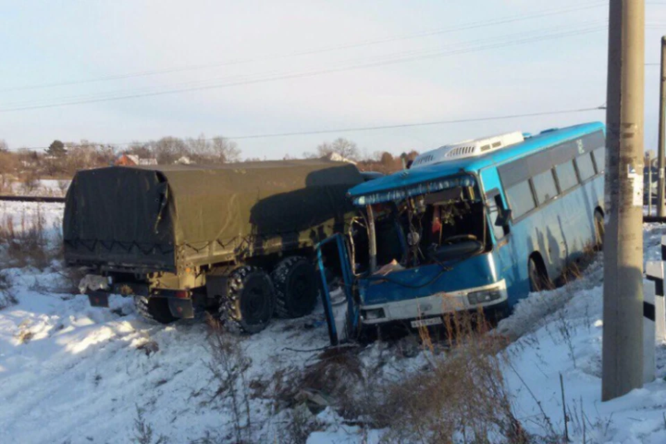 Грузовой поезд протаранил пассажирский автобус в Еврейской автономии, есть пострадавшие