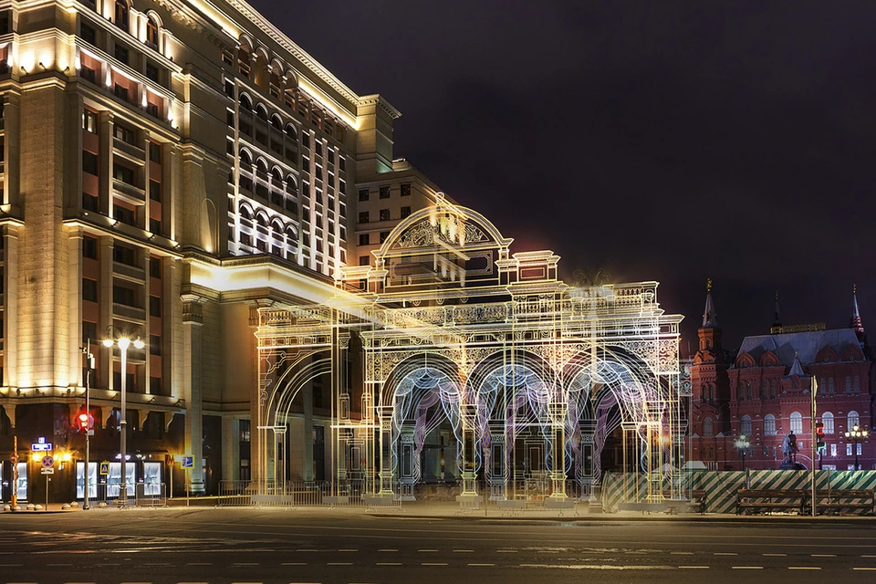 На Манежной площади увидим арку с архитектурными деталями Малого театра на Ордынке
