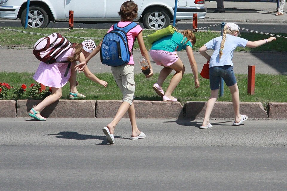 73 процента россиян уверены, что школьники (особенно в начальных классах) должны изучать правила дорожного движения.