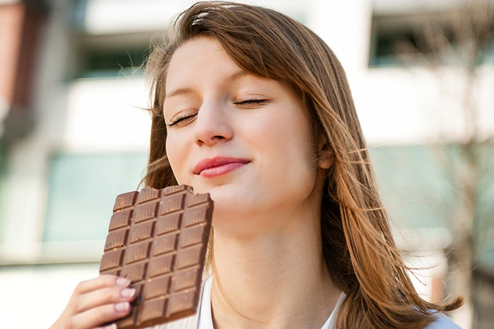 Шоколад буквально напичкан хорошими антиоксидантами, предохраняющими от неблагоприятных изменений в наших клетках