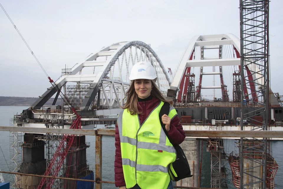 Корреспондент "КП" на фоне арок Крымского моста.