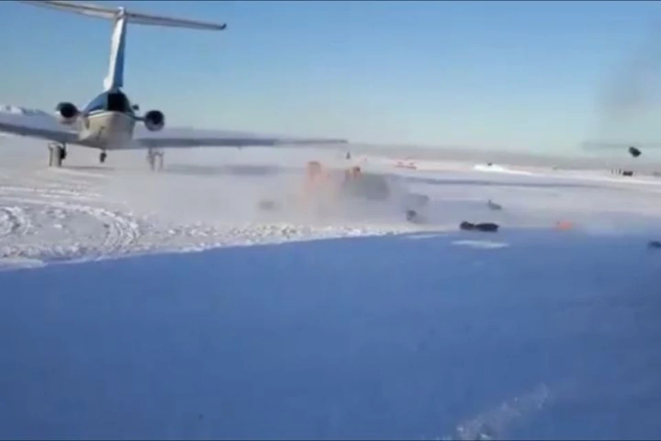 На Камчатке самолет разметал по аэродрому посылки «Почты России»