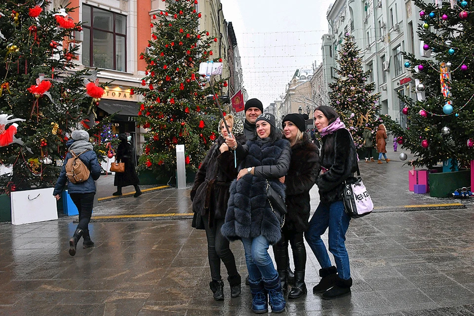 Год назад декабрь в Москве выдался тёплым и бесснежным. В этом году синоптики обещают ближе к праздникам легкий морозец и снег.