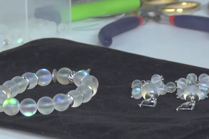 Основательница бренда Irenajewelry показала читательницам KP.RU, как самостоятельно сделать для подружек серьги и браслет