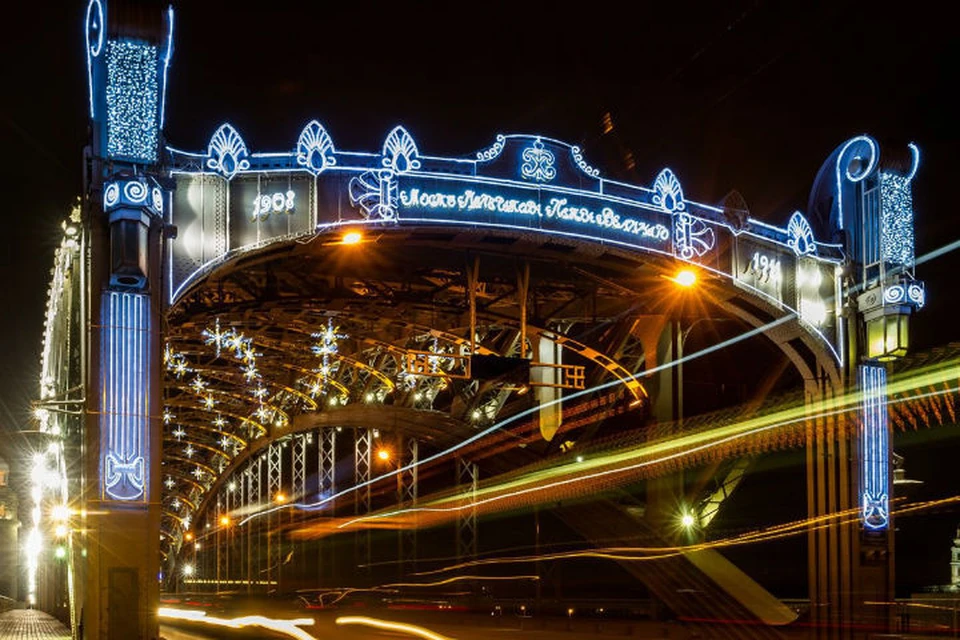 К Новому году Большеохтинский мост получил в подарок не только новую подсветку, но и новую схему движения