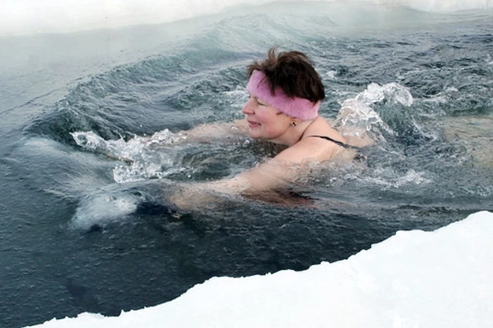 Купание во сне. Купание во льдах. Купается во льду. Человек который купается во льду. Девушка купается во льду.