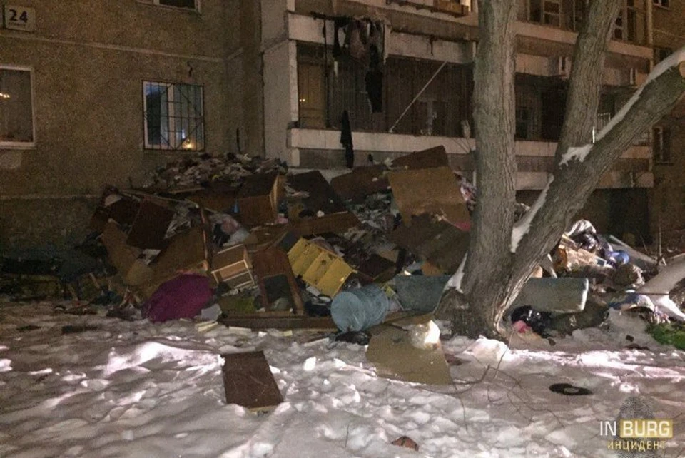 Приставы выкинули из захламленной квартиры гору вещей