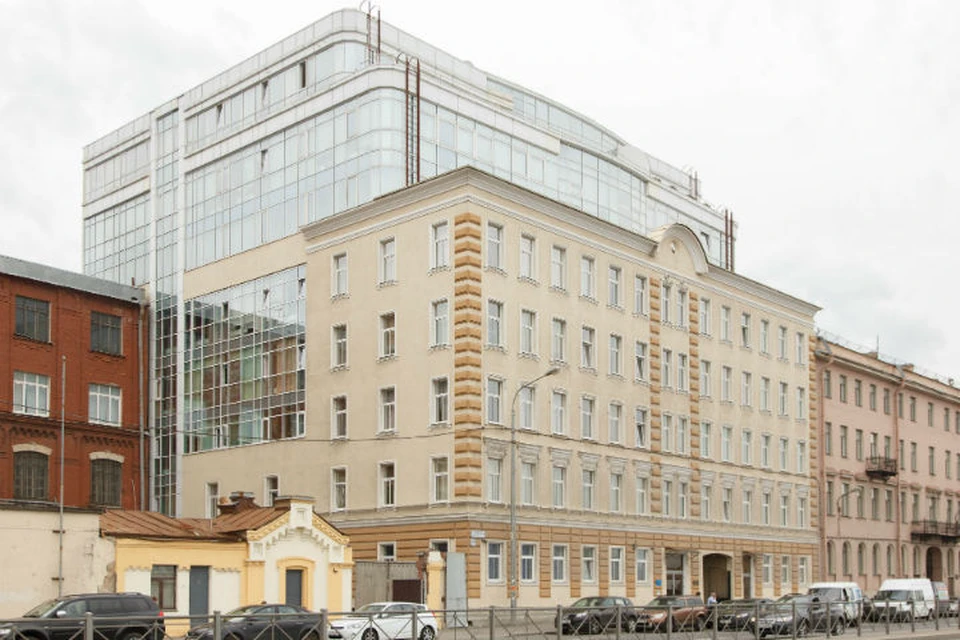 Зданий из "стекла и бетона" в центре Петербурга хватает