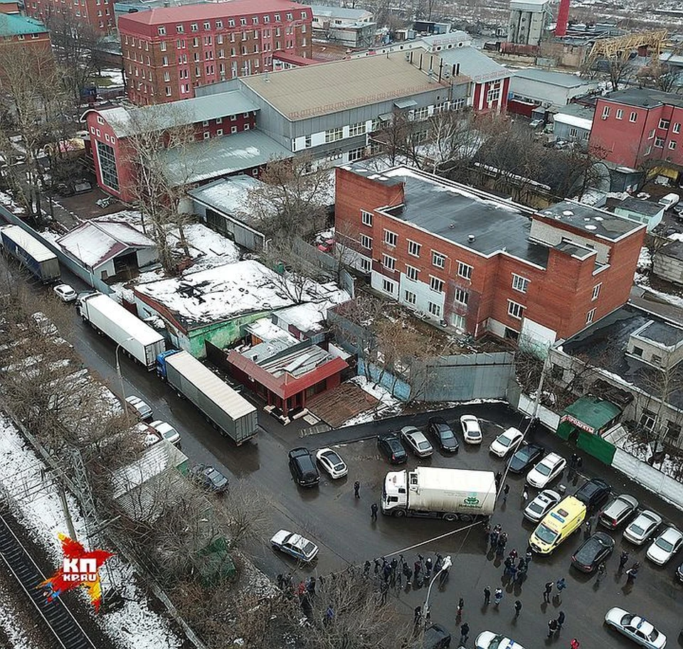 Вид на комплекс зданий кондитерской фабрики "Меньшевик", где сегодня произошла стрельба.