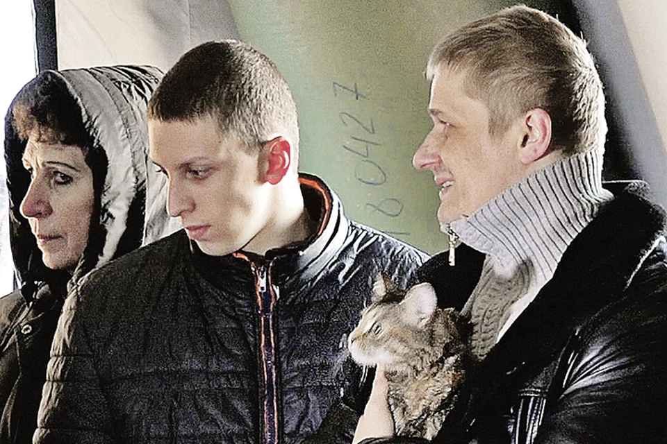 Один из освобожденных луганчан захватил с собой кошку. Она помогала ему выдержать заключение в украинской тюрьме. И он ее там не оставил.