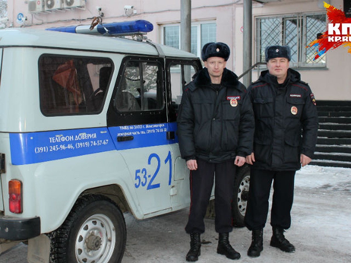 Полицейский прыгнул в ледяную воду и на себе вынес замерзающего рыбака -  KP.RU