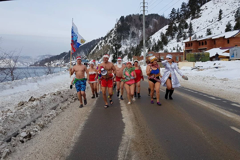 40 иркутян устроили пробежку в новогодних купальниках на берегу Байкала