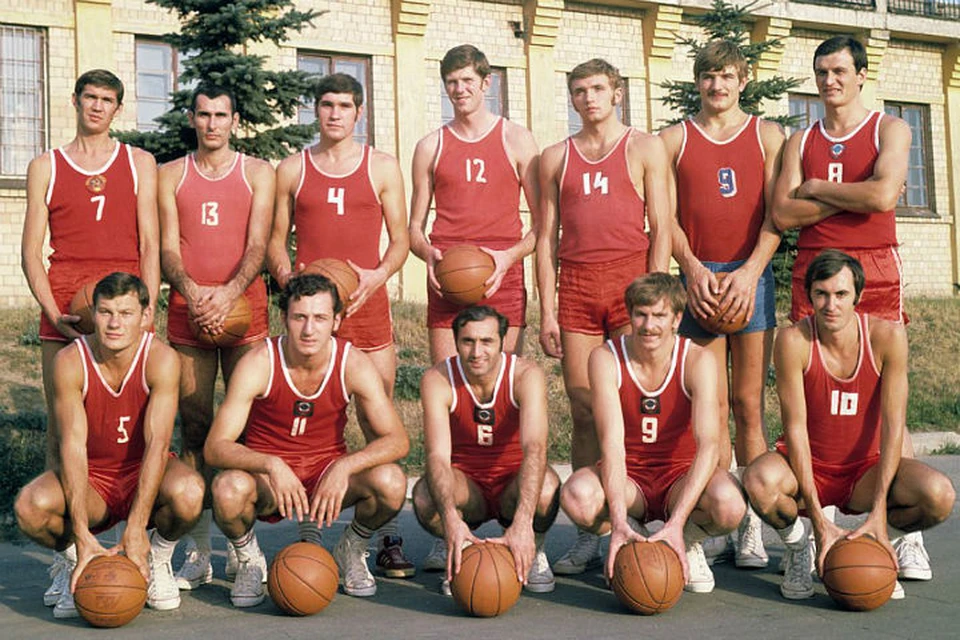 Автор золотого паса в финале Олимпиады 1972 Иван Едешко (второй справа в нижнем ряду) Фото: ТАСС
