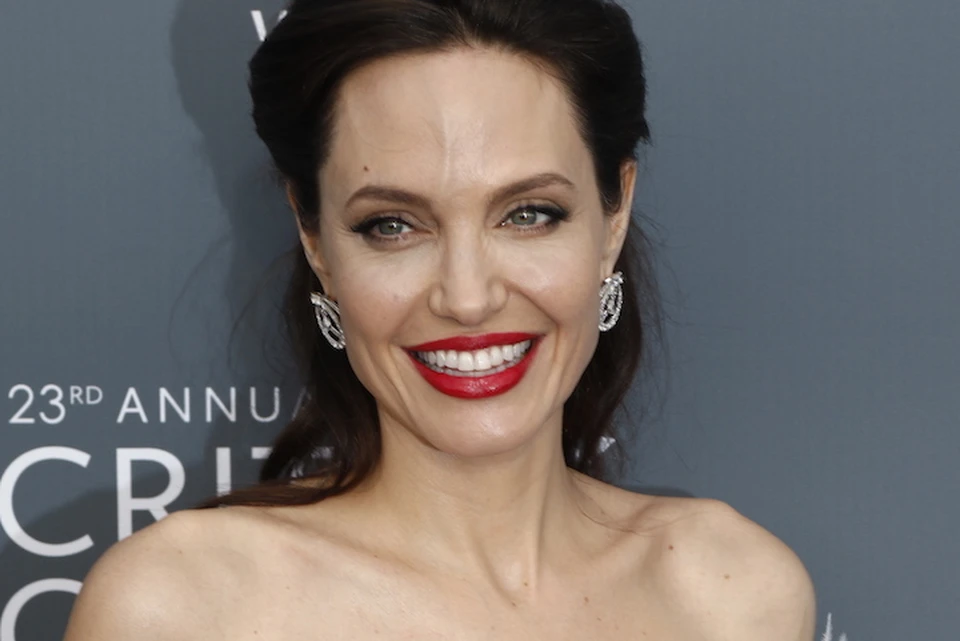 Анджелина Джоли стала главной звездой 23-й церемонии вручения кинопремии Critics' Choice Awards.