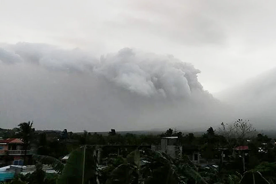 На острове Лусон на Филиппинах началось извержение вулкана Майон, из населенных пунктов в радиусе 6 км эвакуируют жителей