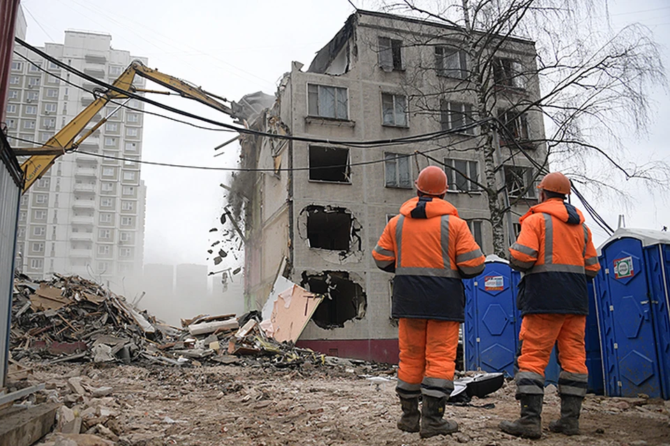Чтобы быстрее расселить именно эти два дома на проспекте Маршала Жукова, власти внесли их в программу реновации