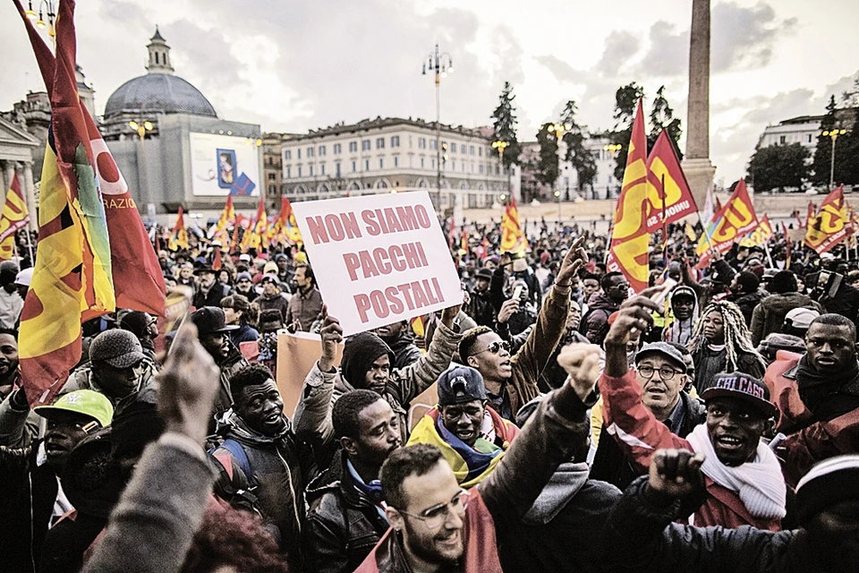 Незадолго до Рождества по улицам Рима прошла 25-тысячная толпа мигрантов. Они требовали своей полной легализации, предоставления работы и жилья.