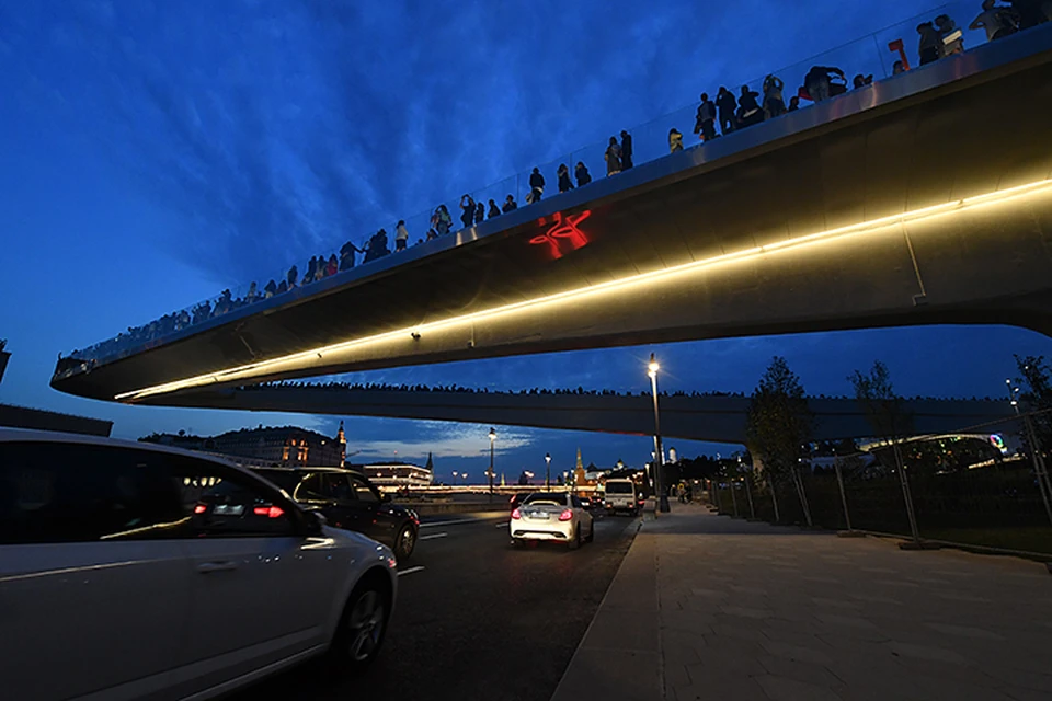 Ограждения на мост были временной мерой, чтобы регулировать потоки посетителей в праздничные дни