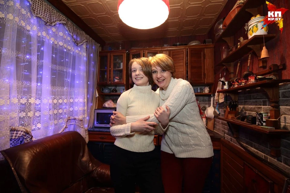 Режиссер Елена Турова рассказала "Комсомолке" почему не рожала до 37 лет, как готовилась к послеродовой депрессии и почему не боится людской молвы и снимает дочь Нику в своих фильмах.