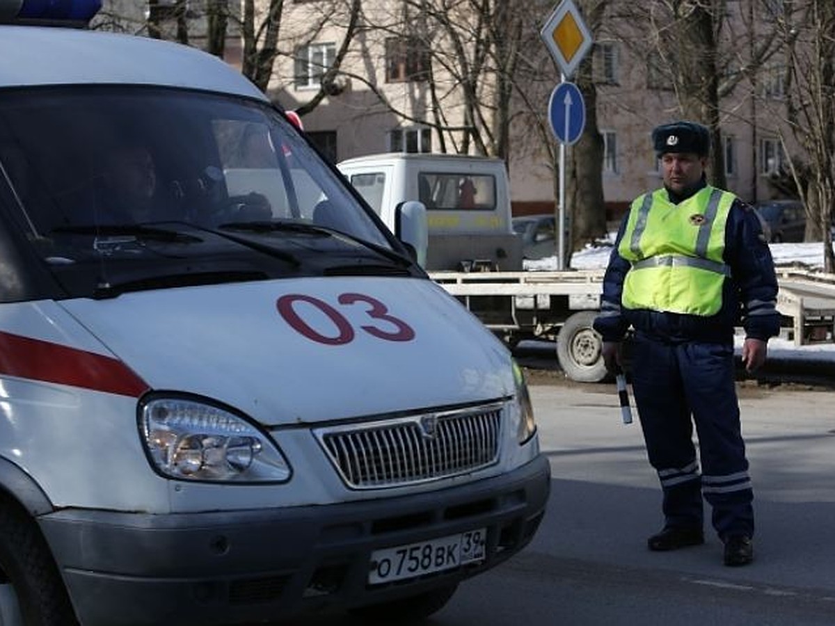 В Челябинске инспектора ГИБДД, уволенного из-за конфликта со «скорой  помощью», вернули на работу - KP.RU