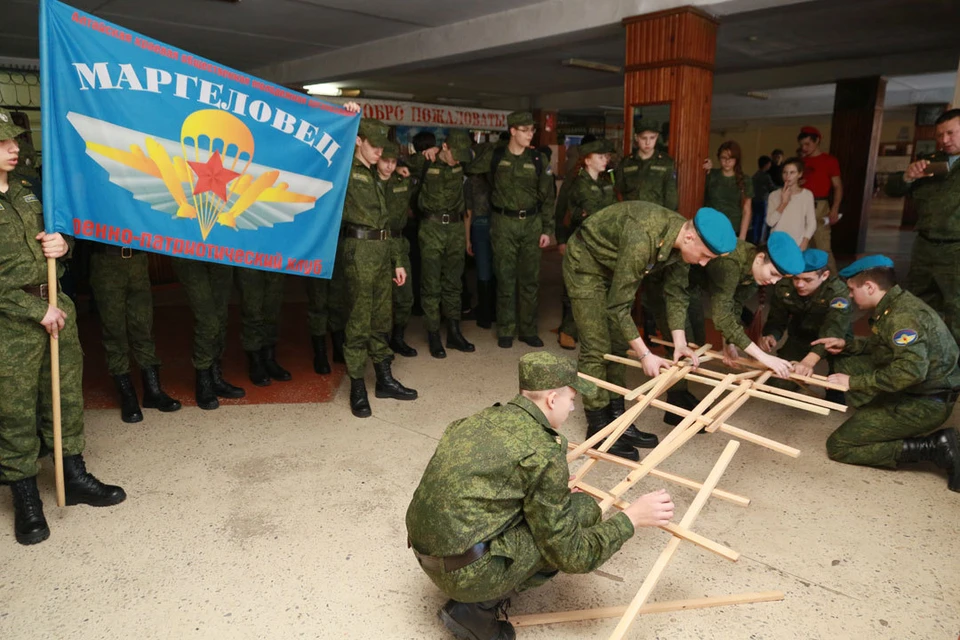 Среди заданий - строительство моста по схеме без единого гвоздя.