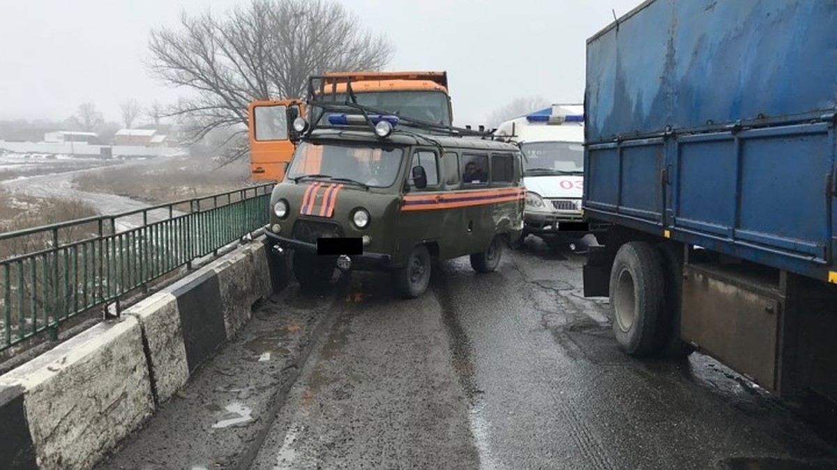 На трассе «Дон» грузовик протаранил машины экстренных служб, которые  ликвидировали массовую аварию - KP.RU