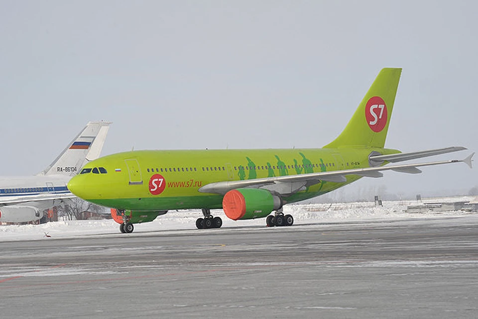 Самолет новосибирск владивосток. S7 Airlines Суперджет 100. Аэробус Суперджет s7. Самолёт s7 сухой Суперджет. Сухой Суперджет 75 s7.