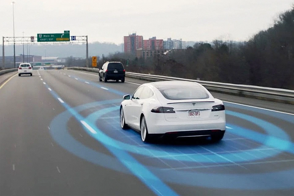 Беспилотный автомобиль Тесла на дороге. ФОТО: Tesla