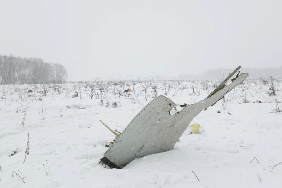 Обломки разбившегося самолета АН-148