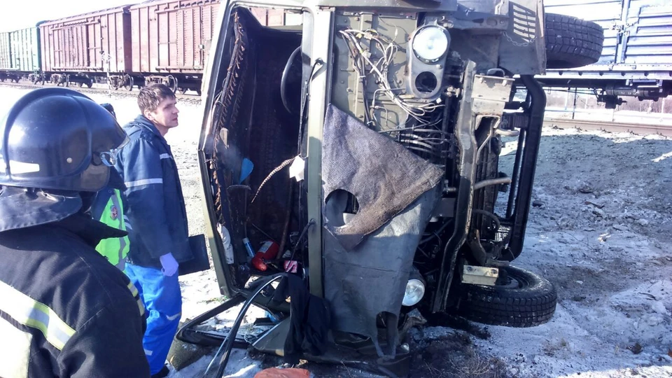 В результате столкновения поезд опрокинул грузовик на бок. Фото: Амурский центр ГЗ и ПБ.