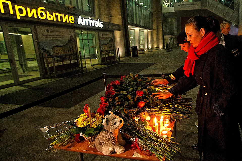 Октябрь 2015 года. Люди приносят цветы, свечи и игрушки ко входу в здание аэропорта, в память о жертвах авиакатастрофы самолета Airbus A321. В России был объявлен национальный траур.