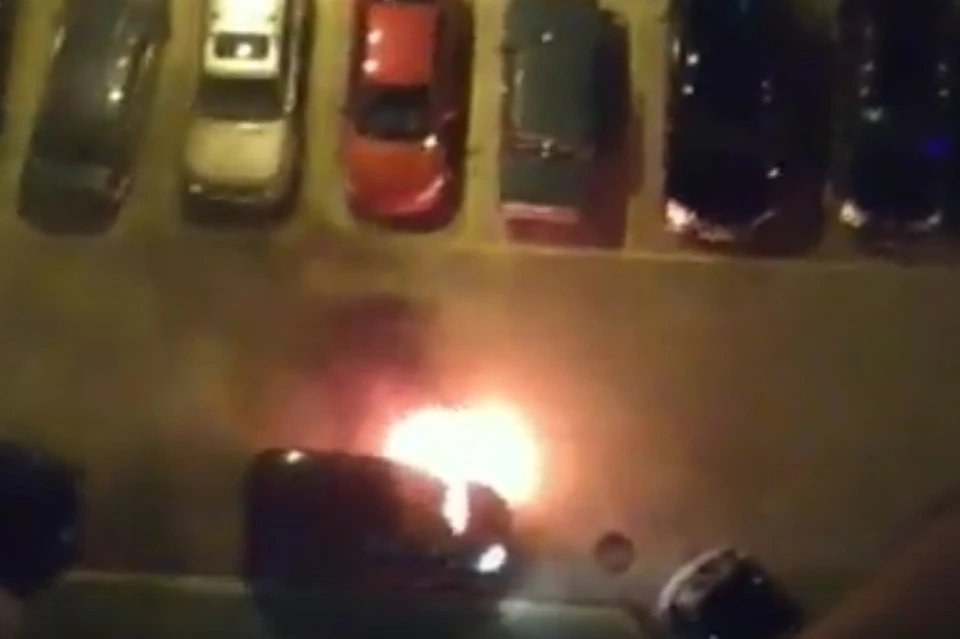 В октябре прошлого года в жилом массиве "Олимпийский" подожгли сразу два автомобиля, которые стояли в разных углах двора. Кадр из видео.
