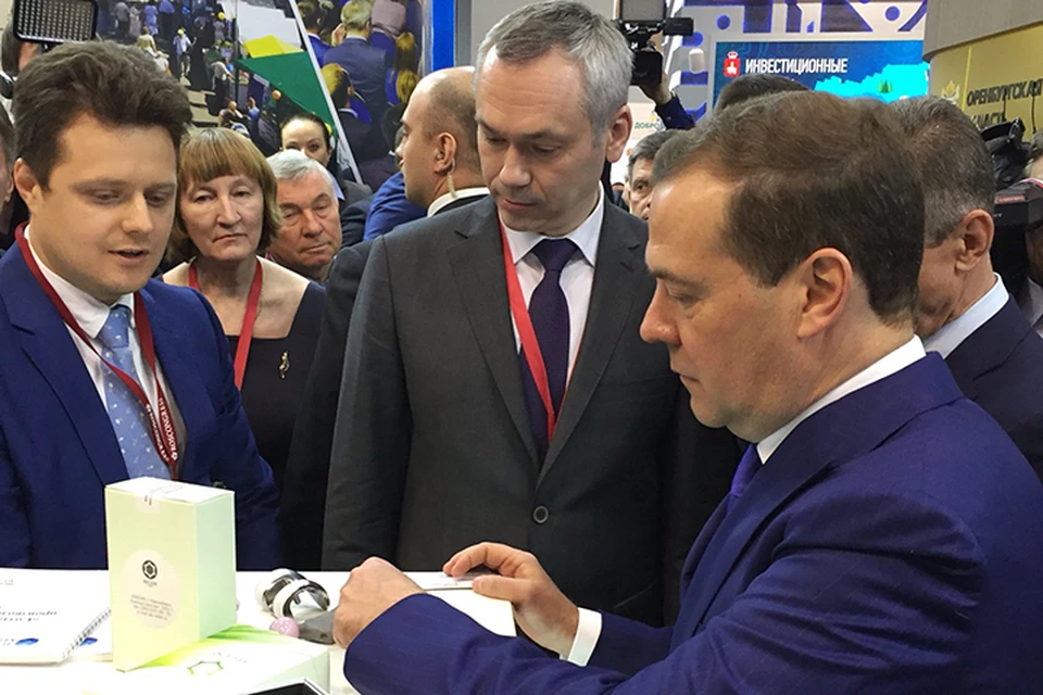 Дмитрий Медведев осматрел выставку инвестпроектов на сочинском инвестиционном форуме