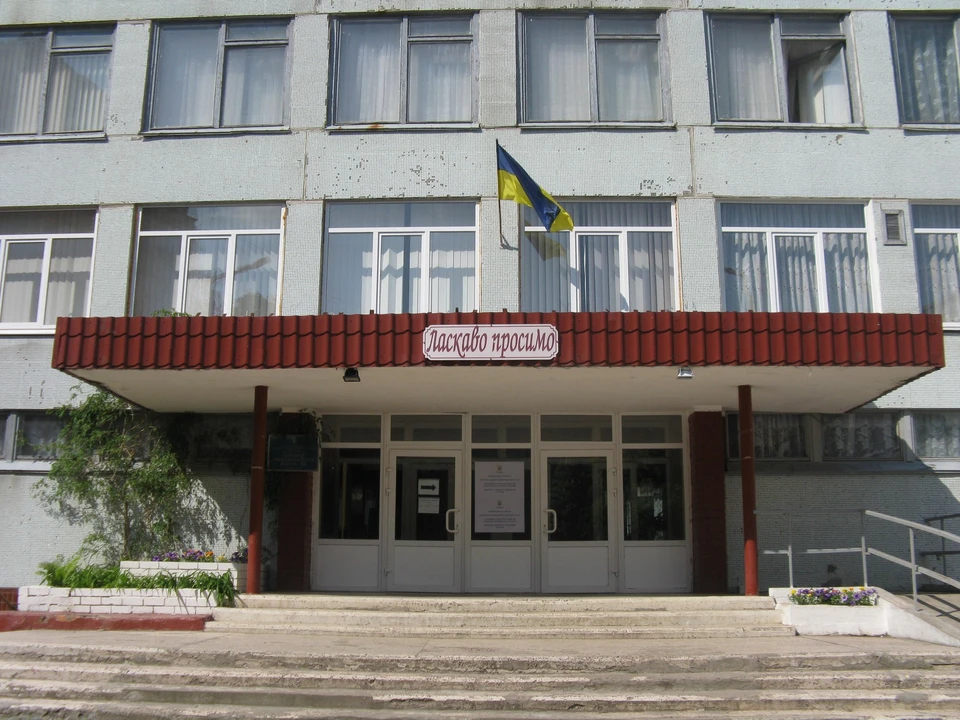 Эта школа №52, несмотря на добрую вывеску на входе, приняла юного переселенца из Донбасса очень неприветливо. Фото: официальный сайт учебного заведения.