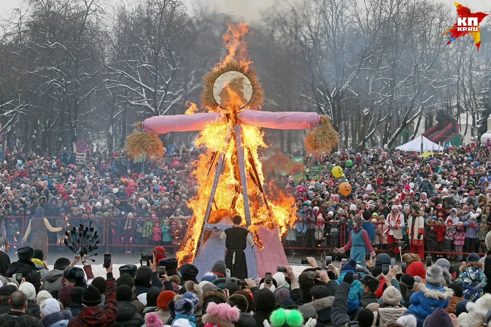 В Пскове проводили зиму сожжением чучела Масленицы.