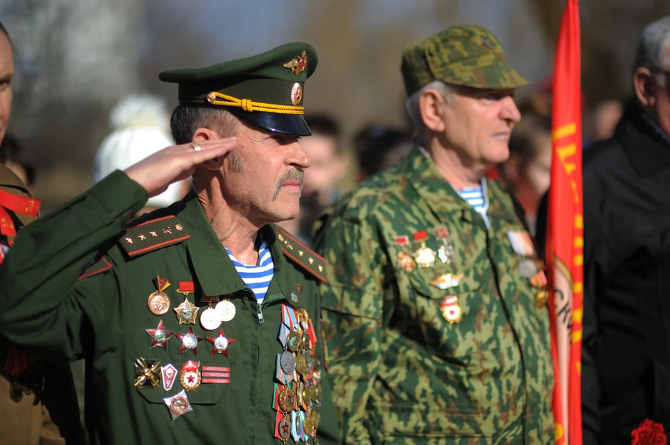 Память павших героев участники митинга почтили минутой молчания