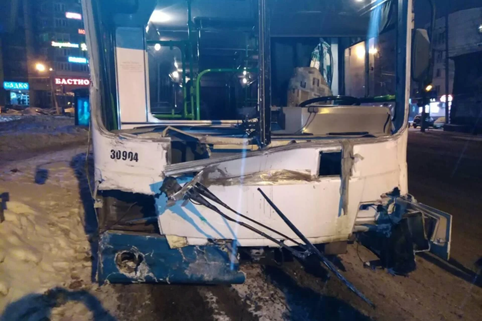 Автобус №19 столкнулся с инкассаторской машиной в центре Нижнего Новгорода