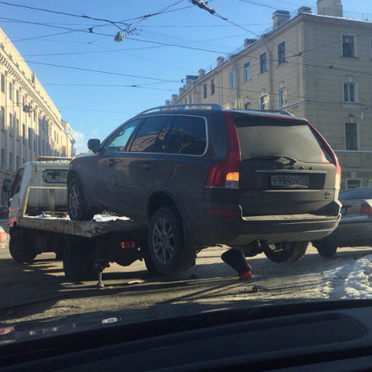 В Петроградском районе эвакуатор уронил «Вольво» - KP.RU