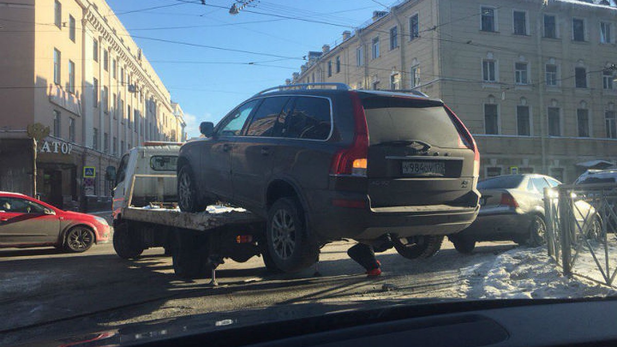 В Петроградском районе эвакуатор уронил «Вольво» - KP.RU