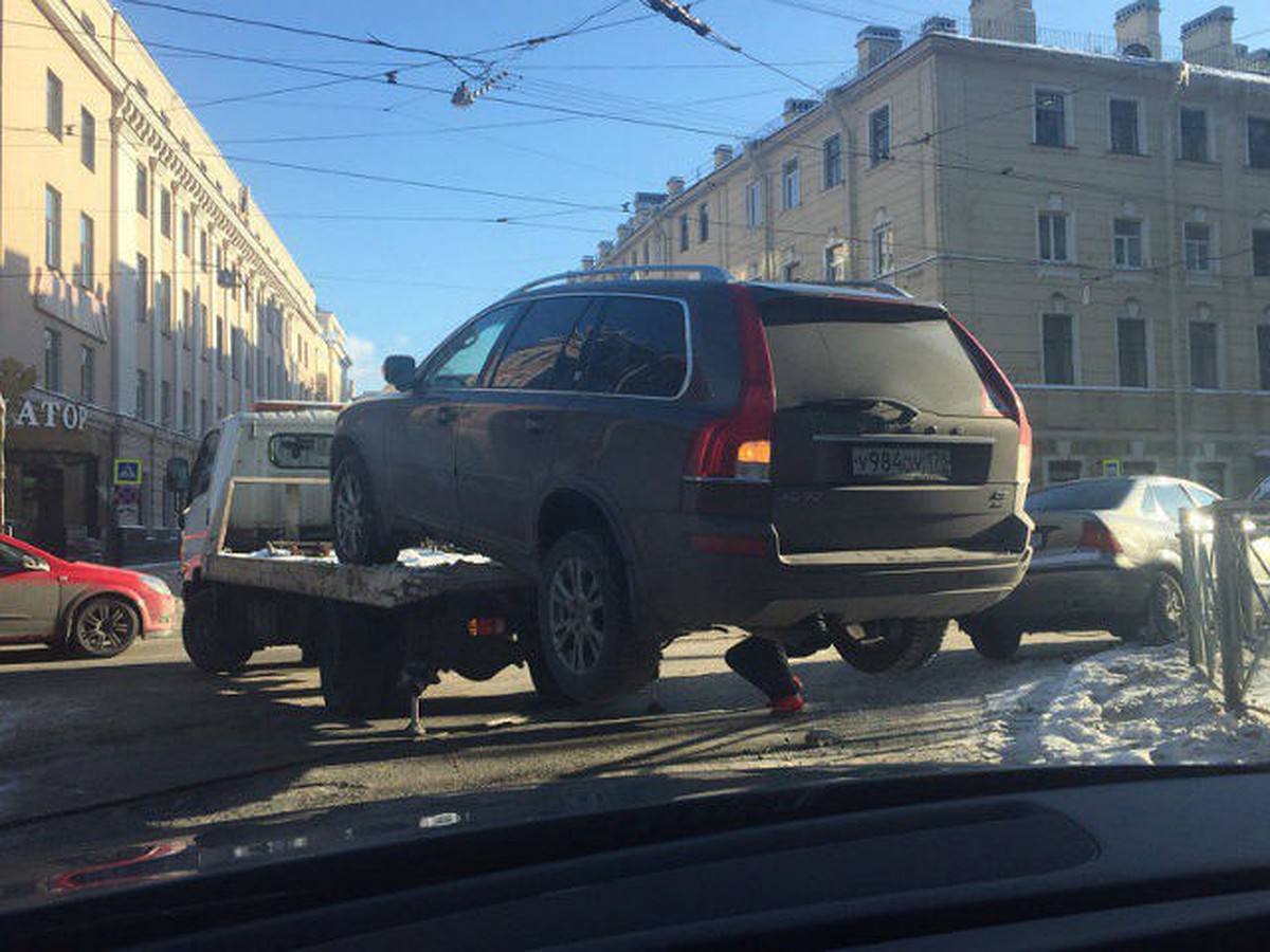 В Петроградском районе эвакуатор уронил «Вольво» - KP.RU