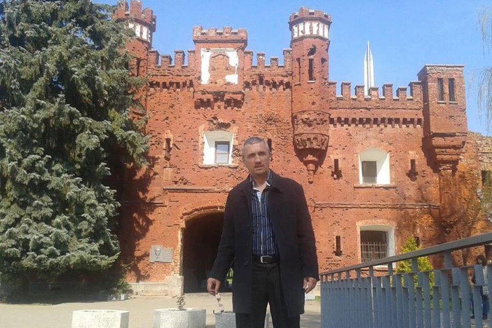 Геннадий на фоне Брестской крепости
