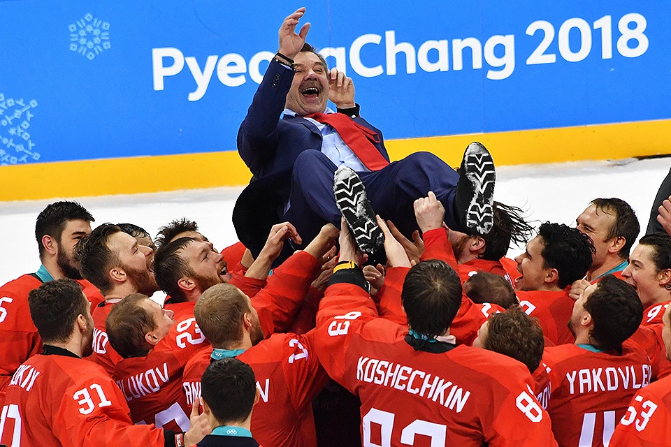 Хоккеисты качают главного тренера сборной Олега Знарка после "золотого" финала.