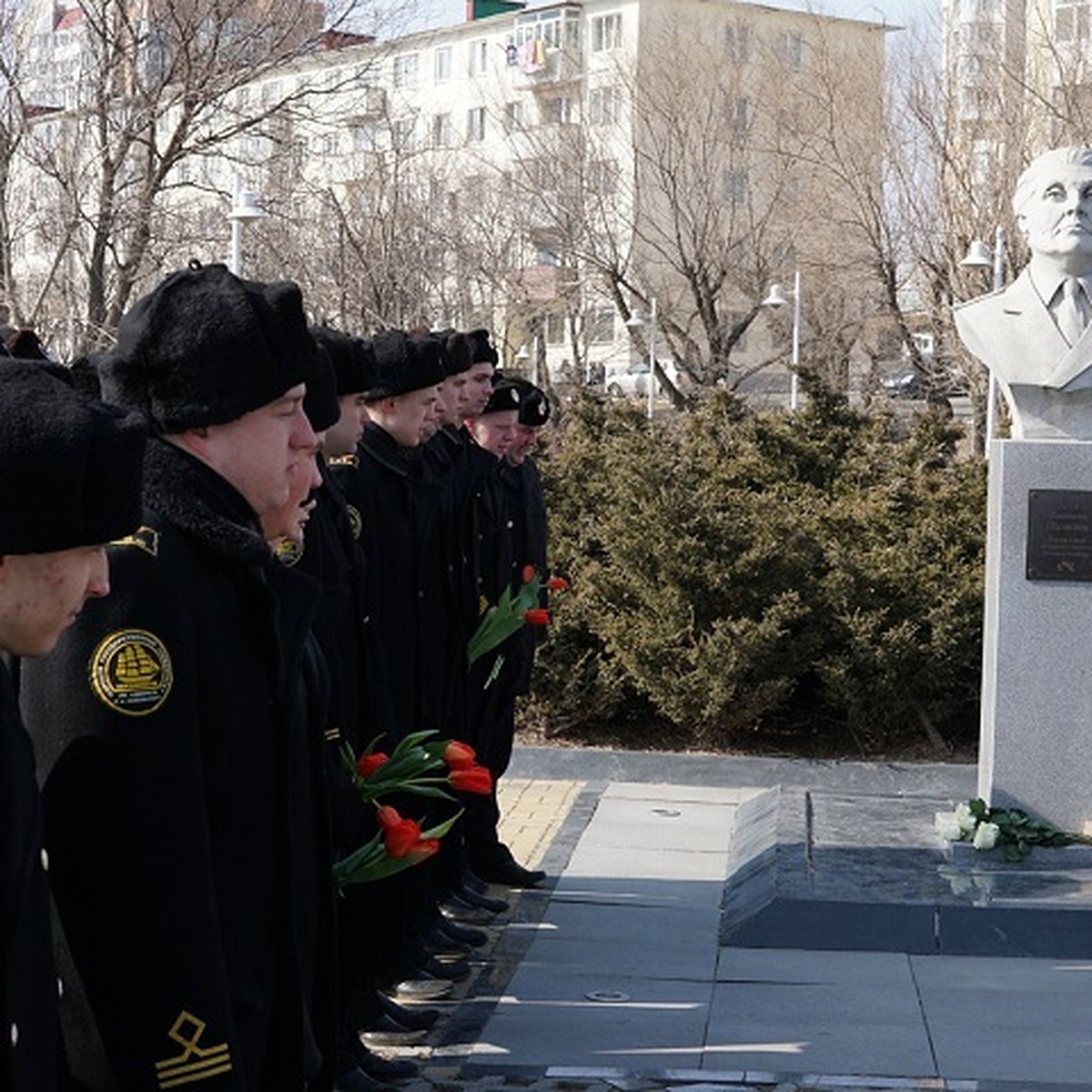 Во Владивостоке в сквере имени Анны Щетининой почтили память первой  женщины-капитана - KP.RU