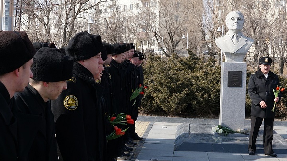 Во Владивостоке в сквере имени Анны Щетининой почтили память первой  женщины-капитана - KP.RU